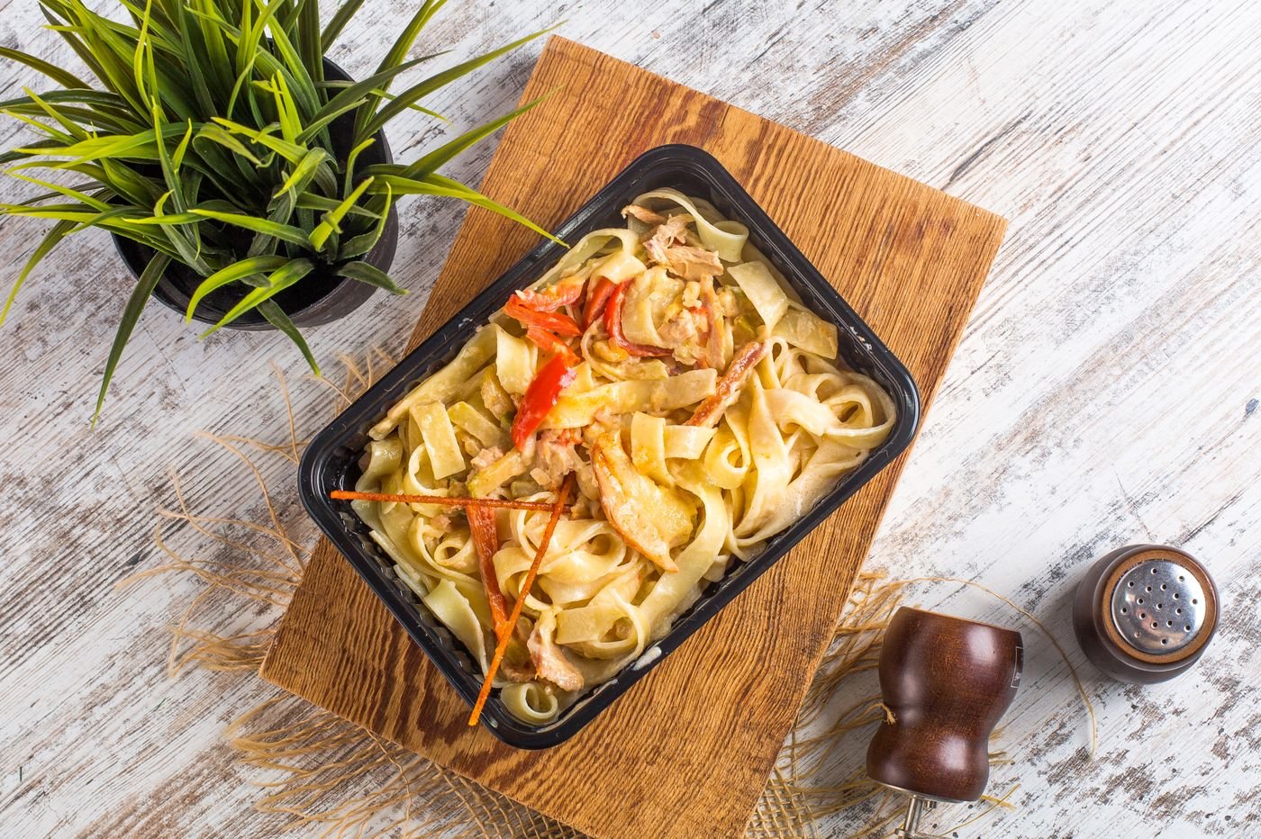 Chicken and Red Pepper Fettuccine in Garlic Cream Sauce