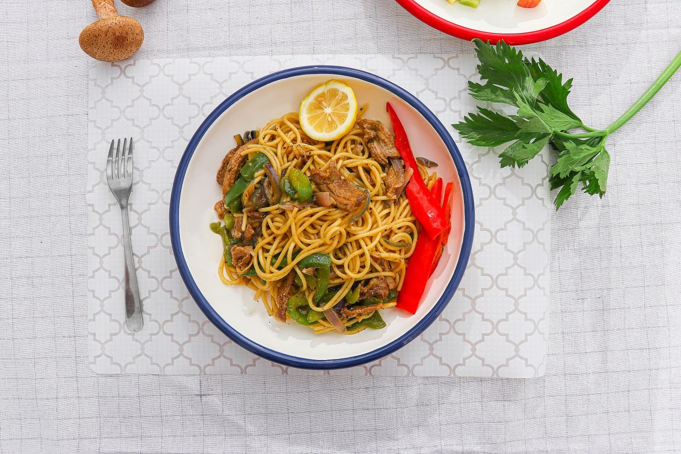 Stir-Fried Egg Noodles with Beef and Green Peppers