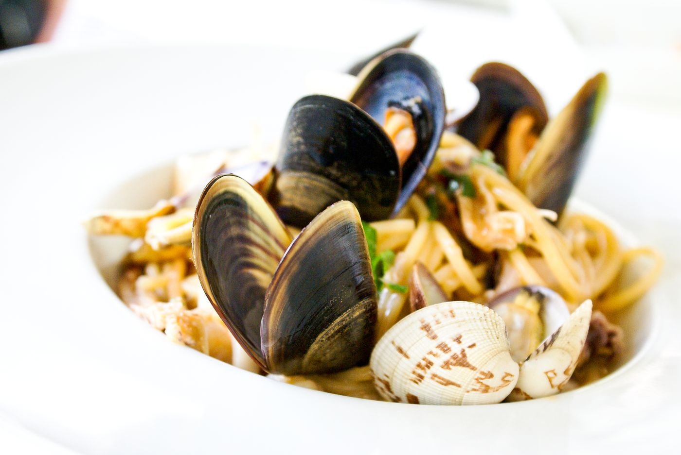 Linguine with Mussels and Clams in White Wine